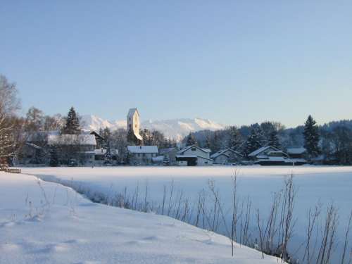 Rauhenzell mit Bergen im Winter